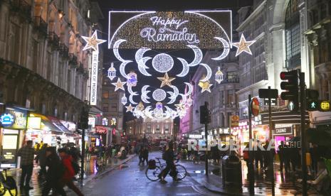 Lampu merayakan festival Ramadhan Muslim ditampilkan di West End London, Inggris (23/3/2023). Lampu Ramadan pertama di London telah dipasang di Piccadilly Circus yang menampilkan 30.000 lampu ramah lingkungan. Inisiatif ini dipimpin oleh organisasi nirlaba Ramadan Lights UK. Area West End akan menyala selama bulan Ramadan. 