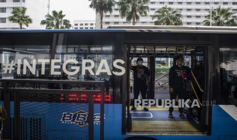 Sejumlah penumpang mengenakan masker dalam bus Transjakarta (ilustrasi)