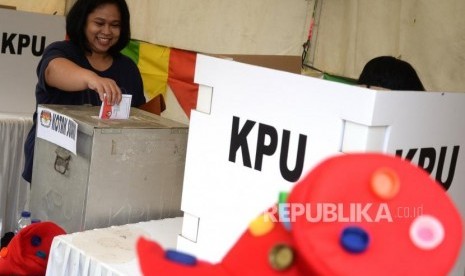 Pilkada Jawa Barat. Warga menggunakan hak pilihnya di Pilkada Jawa Barat, Depok, Rabu (27/5).