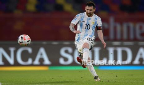  Lionel Messi dari Argentina melakukan tendangan bebas ke gawang Chile pada pertandingan sepak bola kualifikasi Piala Dunia Qatar 2022 Amerika Selatan antara Chile dan Argentina di Santiago del Estero, Argentina, 3 Juni 2021.