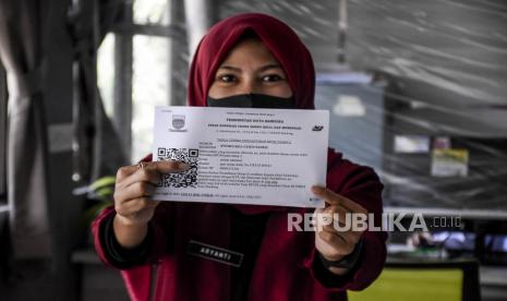 Pelaku UMKM menunjukkan tanda terima pendaftaran BLT UMKM di Kantor Kelurahan Cisaranten Endah, Kota Bandung, Senin (16/11). Dinas Koperasi dan Usaha Kecil Menengah (KUKM) Kota Bandung kembali membuka pendaftaran Bantuan Langsung Tunai (BLT) UMKM sebesar Rp2,4 juta bagi para pelaku UMKM yang terdampak Covid-19 dan berlangsung hingga 25 November. Foto: Abdan Syakura/Republika