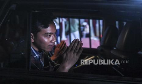 Vice presidential candidate number 2 Gibran Rakabuming Raka leaves the residence of presidential candidate number 2 Prabowo Subianto after meeting in Jakarta, Friday (23/2/2024).