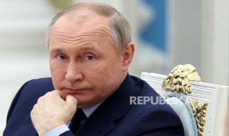 Presiden Rusia Vladimir Putin berbicara selama pertemuan Dewan Pengawas Tanah Peluang Rusia di Kremlin, di Moskow, Rusia, Rabu, 20 April 2022. Diplomat tinggi Uni Eropa mengatakan lembaga eksekutif blok itu sudah hampir mengusulkan rancangan sanksi baru pada Rusia.