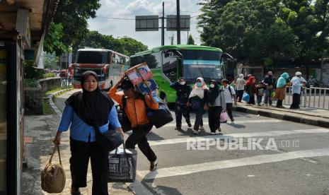 Pemudik tiba di Terminal Kampung Rambutan, Jakarta, Selasa (16/4/2024). AHY membuka peluang menurunkan harga tiket angkutan umum seperti pesawat, bus, dan kereta api.