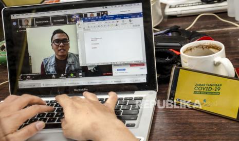 Jurnalis beraktivitas menggunakan jaringan internet di Bandung, Jawa Barat, Kamis (23/4/2020). Menkominfo RI dan Asosiasi Penyelenggara Jasa Internet Indonesia (APJII) menegaskan bahwa jaringan internet akan tetap stabil untuk kebutuhan kerja di rumah ataupun pemesanan makanan secara daring bagi masyarakat Indonesia meskipun tercatat Kenaikan trafik data Internet dalam kondisi pandemi COVID-19 sekitar 15-20 persen serta diprediksi akan terus naik saat Ramadhan dan Lebaran sebesar 30-40 persen