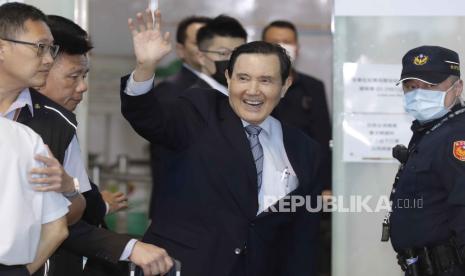 Mantan Presiden Taiwan Ma Ying-jeou melambai saat Ma berangkat ke Tiongkok, di Bandara Internasional Taoyuan di Kota Taoyuan, Taiwan utara, Senin, (1/4/2024).