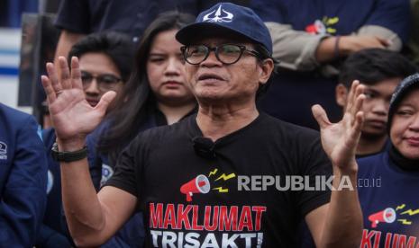 Direktur Amnesty International Indonesia Usman Hamid menyampaikan orasi saat melakukan aksi Trisakti Bergerak di Tugu Reformasi, Jakarta, Jumat (9/2/2024). Sivitas akademika Universitas Trisakti yang terdiri dari guru besar, pengajar, mahasiswa, dan alumni menggelar Trisakti Bergerak untuk menyatakan maklumat trisakti melawan tirani sebagai bentuk penolakan berbagai pelanggaran etika kehidupan berbangsa yang dilakukan oleh penyelenggara negara jelang pemilu 2024.