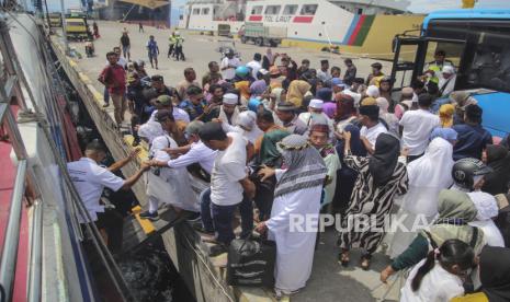 Petugas membantu seorang haji naik ke atas kapal cepat di Pelabuhan Ahmad Yani Ternate, Maluku Utara, Selasa (2/7/2024). Sebanyak 76 jamaah haji asal Kabupaten Halmahera Barat yang tergabung dalam kelompok terbang (kloter) 11 tersebut melanjutkan kembali perjalanan menggunakan kapal cepat ke daerah asalnya usai transit di Asrama Haji Ternate. 