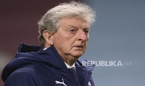 Manajer Crystal Palace Roy Hodgson melihat-lihat sebelum pertandingan sepak bola Liga Premier Inggris antara Burnley dan Crystal Palace di stadion Turf Moor di Burnley, Inggris, Senin, 23 November 2020. 