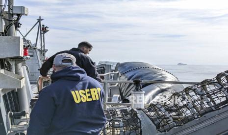  Dalam gambar yang disediakan oleh FBI ini, anggota tim tanggap bukti pencarian bawah air FBI menyiapkan peralatan saat mereka bekerja untuk mengambil material di dasar laut dari balon mata-mata China yang ditembak jatuh di lepas pantai Myrtle Beach, S.C.