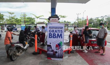 Petugas mengisi bahan bakar minyak (BBM) jenis Pertamax secara gratis ke sepeda motor dan mobil konsumen di SPBU Yos Sudarso, Palangka Raya, Kalimantan Tengah. Pemerintah menyebut bahan bakar minyak (BBM) jenis Pertamax ikut disubsidi sepanjang pada tahun ini. Hal ini mengingat tekanan harga minyak dunia mencapai level 108,9 dolar AS pada Juli 2022.