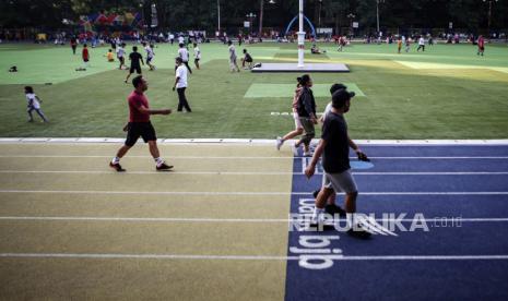 Sejumlah warga berolahraga di Alun-alun Kota Tangerang, Banten, ilustrasi. Pemerintah Kota Tangerang menambah ruang terbuka bagi masyarakat dengan membangun alun-alun Cibodas yang berlokasi di Jalan Borobudur Perumnas II, Kecamatan Cibodas, Kota Tangerang, Banten.