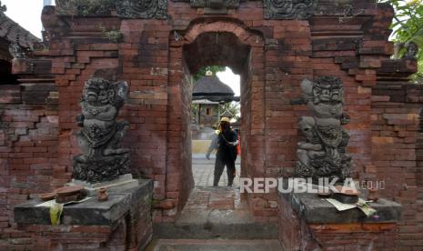 Petugas menyemprotkan disinfektan di kawasan Pura Kahyangan jelang Hari Raya Galungan di Denpasar, Bali, Minggu (13/9/2020). Penyemprotan tersebut untuk persiapan tempat ibadah bagi umat Hindu menjelang Hari Raya Galungan pada 16 September 2020 di tengah meningkatnya kasus COVID-19 di Bali. 