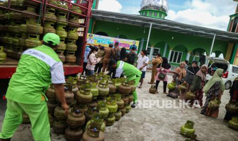 Warga antre untuk membeli Liquefied Petroleum Gas (LPG) 3 kilogram (ilustrasi).