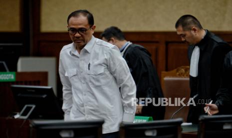 Terdakwa mantan Ditjen Pajak Kementerian Keuangan Rafael Alun Trisambodo saat menjalani sidang pembacaan putusan di Pengadilan Negeri Tipikor Jakarta Pusat, Senin (8/1/2024). Majelis Hakim menjatuhkan vonis kepada terdakwa Rafael Alun dengan hukuman 14 tahun penjara, denda Rp500 juta subsider kurungan 3 bulan serta menjatuhkan pidana tambahan berupa uang pengganti sebesar Rp10 miliar karena terbukti bersalah melakukan tindak pidana korupsi menerima gratifikasi dan tindak pidana pencucian uang (TPPU).