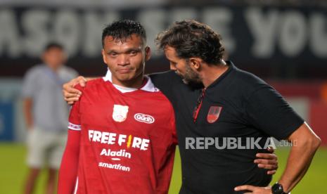 Gelandang serang Persis Solo Ferdinand Sinaga menangis ditenangkan pelatih Leonardo Medina usai pertandingan terakhir BRI Liga 1 melawan Persik Kediri di Stadion Maguwoharjo, Sleman, Yogyakarta, Kamis (13/4/2023). Pada pertandingan ini Persis Solo berhasil menang dengan skor 1-0. Gol semata wayang dicetak oleh Ferdinand Sinaga l, dan mematahkan rekor sembilan kemenangan beruntun Persik Kediri.