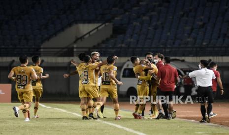 Sejumlah pemain Bhayangkara FC bersama ofisial melakukan selebrasi usai mencetak gol dalam pertandingan lanjutan BRI Liga 1-2021/2022 di Stadion Si Jalak Harupat, Kabupaten Bandung, Jumat (24/9). Dalam pertandingan tersebut Bhayangkara FC berhasil mengalahkan Persebaya Surabaya dengan Skor 1-0. Foto: Republika/Abdan Syakura