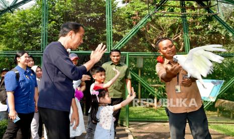 Presiden Joko Widodo bersama Ibu Negara Iriana Joko Widodo dan kedua cucunya Jan Ethes serta La Lembah manah menghabiskan waktu bersama dengan menikmati keberagaman budaya Indonesia di Taman Mini Indonesia Indah (TMII), Jakarta, Sabtu (8/6/2024). Presiden Joko Widodo bersama keluarga menyusuri Danau Miniatur Arsipelago Indonesia sambil melihat beragam koleksi bangunan rumah adat yang termasuk dalam area anjungan daerah. Presiden juga menyempatkan berkunjung ke Taman Burung dan menaiki kereta gantung.