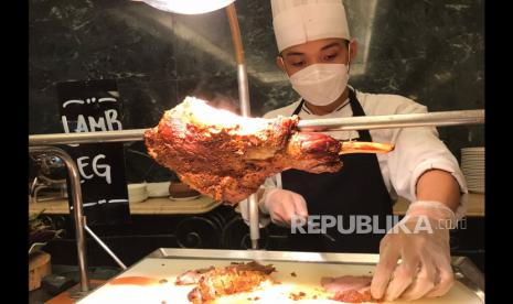 Hidangan khas Ramadhan di Sari Pacific Jakarta. Ada kambing guling, salad khas Arab, kudapan lokal maupun Timur Tengah, hingga daging buah durian. 