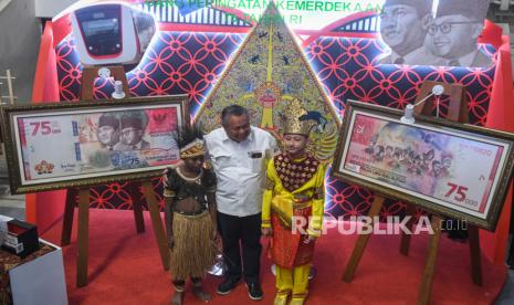 Gubernur Bank Indonesia (BI) Perry Warjiyo (tengah) berbicara dengan dua anak yang menjadi model gambar pada pecahan uang kertas Rp75.000 dalam Festival Rupiah Berdaulat Indonesia (Ferbi) di Istora Senayan, kompleks Gelora Bung Karno, Jakarta, Jumat (18/8/2023). Acara yang digelar oleh Bank Indonesia hingga 20 Agustus 2023 tersebut bertujuan meningkatkan kesadaran masyarakat akan peran pentingnya Rupiah dalam sejarah bangsa sekaligus menumbuhkan optimisme, semangat kebangsaan, dan memperkuat kedaulatan negara melalui Rupiah. 