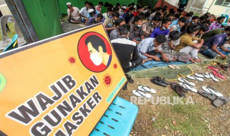 Sejumlah pengungsi etnis Rohingya berkumpul di bawah tenda komplek balai Desa Alue Buya Pasie, Jangka, Kabupaten Bireun, Aceh, Senin (7/3/2022). Sebanyak 114 orang etnis Rohingya yang terdiri dari 58 laki-laki, 21 perempuan dan 35 anak-anak yang terdampar di perairan Jangka Bireuen pada Minggu (6/7/2022) itu masih menunggu rapat koordinasi antara UHNCR,IOM dengan pemerintah daerah terkait relokasi etnis Rohingya ke tempat penampungan sementara di Aceh. 