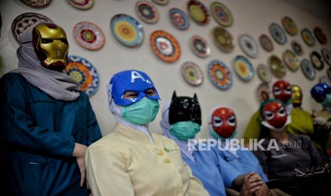 Sasaran Vaksinasi Anak di Tasikmalaya Mulai Didata. FOto ilustrasi: Tenaga kesehatan menggunakan topeng pahlawan super (superhero) berfoto bersama usai melayani vaksinasi anak usia 6-11 tahun di RSIA Tambak, Menteng, Jakarta Pusat, Rabu (22/12). Penggunaan topeng superhero tersebut guna menarik minat anak-anak untuk mengikuti vaksinasi Covid-19. Sebanyak 30 anak mengikuti vaksinasi yang menggunakan vaksin Sinovac tersebut. Republika/Thoudy Badai