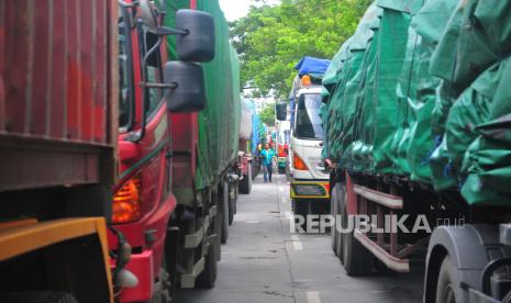 Antrean menuju Pelabuhan Ciwandan, Serang (ILUSTRASI). Jalan menuju Pelabuhan Ciwandan macet total, bahkan truk pun harus antre hingga 12 jam.