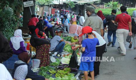 Suasana pasar kaget di kawasan Punclut, Ciumbuleuit, Kota Bandung, padat pengunjung, Ahad (7/6). Pemerintah Kota (Pemkot) Bandung melarang aktivitas pasar kaget selama penerapan pembatasan kegiatan masyarakat (PPKM) level 3 berjalan.