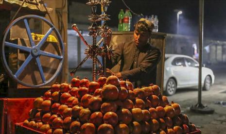 Penurunan standar hidup mengancam jutaan orang jatuh dalam kemiskinan di Afghanistan.