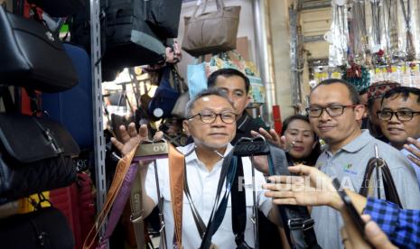 Menteri Perdagangan Zulkifli Hasan berbincang dengan salah satu pedagang dalam kunjungannya ke Pasar Tanah Abang Blok A, Jakarta, Kamis (28/9/2023). 