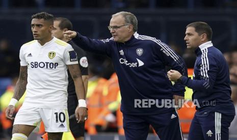  Manajer Leeds Marcelo Bielsa (tengah).