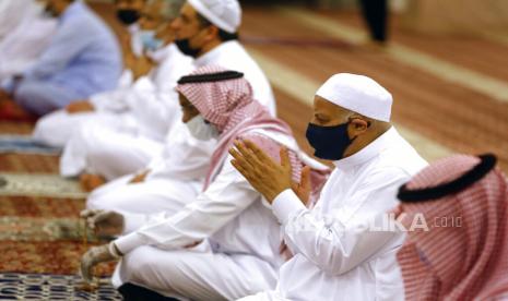 Jamaah Masjid Al Mirabi mengenakan masker untuk menghindari wabah Covid-19, di Jeddah, Arab Saudi, Ahad (31/5). Kecuali Kota Makkah, masjid-masjid di Arab Saudi diijinkan kembali untuk berkegiatan mulai hari ini hingga 20 Juni