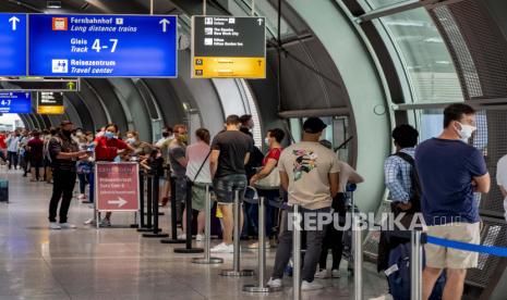  Penumpang dari berbagai negara mengantri untuk tes Covid-19 di bandara Frankfurt, Jerman, Senin 27 Juli 2020.