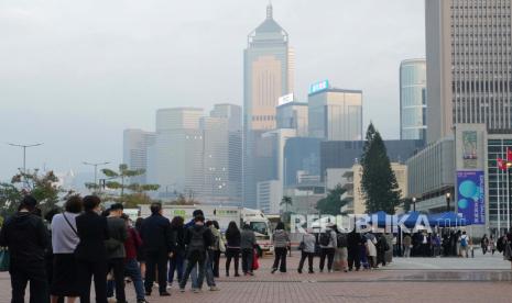 Warga berbaris di kawasan bisnis Hong Kong untuk dites virus corona di pusat pengujian sementara Covid-19 di Hong Kong. KJRI Hong Kong akan terus memberikan pendampingan terhadap para pekerja migran. Ilustrasi.