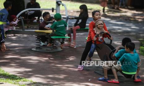 Anak-anak bermain saat berwisata di Tebet Eco Park, Tebet, Jakarta, Senin (15/4/2024). Taman kota menjadi destinasi wisata alternatif bagi warga untuk menghabiskan libur Lebaran 1445 Hijriah. Mudahnya akses menuju taman kota dan bebas tarif tanpa dipungut biaya masuk taman kota menjadi pilihan tepat bagi warga yang ingin berlibur ditengah tempat wisata lainnya yang dipenuhi oleh wisatawan.