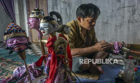 Perajin mengecat bagian kepala wayang golek di Kijingan, Wonotunggal, Kabupaten Batang, Jawa Tengah, Jumat (18/6/2021). Menteri Koperasi dan UKM Teten Masduki menyampaikan tiga strategi utama untuk meningkatkan ekspor UMKM yaitu penguatan database dan pemetaan potensi produk, peningkatan kualitas SDM dan produk melalui pelatihan dan pendidikan, dan kemudahan pembiayaan ekspor melalui berbagai sumber pembiayaan ekspor. 