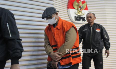 Tersangka Hakim Agung (nonaktif) Gazalba Saleh (kiri) dikawal menuju ruang konferensi pers terkait penetapan dan penahanan tersangka di Gedung Merah Putih KPK, Jakarta, Kamis (30/11/2023). Gazalba Saleh  yang sebelumnya divonis bebas karena tidak terbukti bersalah dalam perkara suap pengurusan perkara kasasi di Mahkamah Agung, kembali ditahan dalam dugaan menerima gratifikasi dan Tindak Pidana Pencucian Uang (TPPU) atas sejumlah perkara yang ditangnainya di MA pada periode 2018 - 2022 dengan nilai mencapai Rp15 Miliyar, yang telah berubah menjadi berbagai aset Rumah, Tanah dan Mata Uang Asing. 