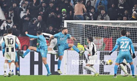 Venezia's Jay Idzes scores a goal via a header into the Juventus net during an Italian Serie A soccer match at Allianz Stadium in Turin, Italy, Saturday (14/12/2024) local time. Juventus drew 2-2 with Venezia. Juventus goals were scored by Federico Gatti in the 19th minute and Dusan Vlahovic from the penalty spot in the 95th minute. Venezia's goals were scored by Mikael Egill Ellertsson in the 61st minute and Jay Idzes in the 83rd minute.