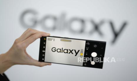 Seorang wanita mendemonstrasikan smartphone baru Samsung Galaxy S23 Ultra di Seoul, Korea Selatan, Senin, 30 Januari 2023.