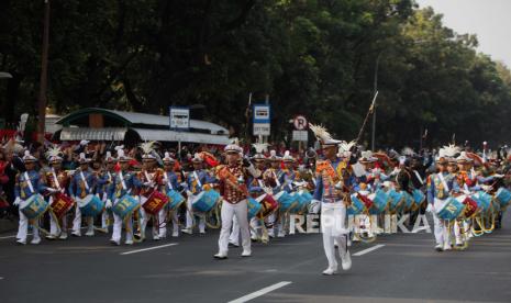 Pasukan marching band memeriahkan iring-iringan Kirab Bendera Pusaka menuju Istana Merdeka di Jakarta Pusat, Kamis (17/8/2023). 