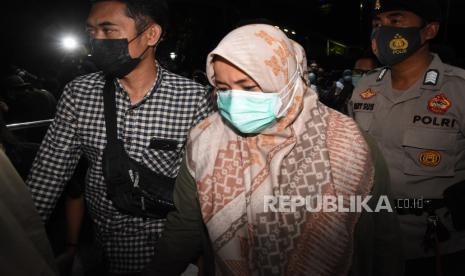 Bupati Kolaka Timur Andi Merya Nur (tengah) tiba untuk menjalani pemeriksaan di Gedung Merah Putih KPK, Jakarta, Rabu (22/9/2021). KPK mengamankan Bupati Kolaka Timur Andi Merya Nur bersama Kepala Badan Penanggulangan Bencana Daerah (BPBD) Kolaka Timur Anzarullah dan empat orang lainnya dalam Operasi Tangkap Tangan (OTT) pada Selasa (21/9) malam dengan barang bukti sejumlah uang tunai.