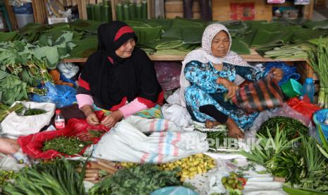 Pedagang menjual sayuran di pasar tradisional (ilustrasi).