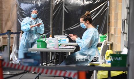  Petugas kesehatan di laboratorium pengujian Covid-19 walkthrough di Heidelberg West, Melbourne, Australia. Akibat adanya varian Omicron, siswa di Australia akan dites Covid-19 secara rutin dua kali sepekan. Ilustrasi.