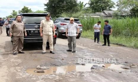 Gubenur Lampung Arinal Djunaidi tinjau jalan rusak poros Rumbia di Kecamatan Rumbia, Kabupaten Lampung Tengah, Lampung, Senin (1/5/2023). 