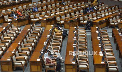 Anggota DPR mengikuti rapat paripurna DPR ke-15 masa persidangan IV tahun 2023-2024 di Gedung DPR, Kompleks Parlemen, Senayan, Jakarta, Kamis (4/4/2024). Rapat Paripurna sebelum libur lebaran tersebut beragendakan Laporan Komisi III DPR terhadap hasil uji kelayakan atau fit and proper test calon Anggota Lembaga Perlindungan Saksi dan Korban (LPSK) masa kabatan 2024-2029, dilanjutkan dengan Pengambilan Keputusan serta pidato Ketua DPR pada Penutupan Masa Persidangan IV Tahun Sidang 2023-2024.