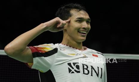 Pebulu tangkis tunggal putra Indonesia Jonatan Christie melakukan selebrasi seusai mengalahkan lawannya di Piala Thomas 2024 di Chengdu Hi Tech Zone Sports Center Gymnasium, Chengdu, China.