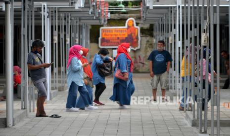 Pengunjung berjalan-jalan di Teras Malioboro II, Yogyakarta, Selasa (1/2/2022). Pemkot Yogyakarta memberikan waktu pindah PKL Malioboro hingga Senin (7/2/2022) mendatang di Teras Malioboro I dan II. Beberapa PKL mulai mengukur lapak baru dan memindahkan gerobak PKLnya. Surat pengumuman untuk memindahkan gerobak PKL juga sudah ditempel oleh petugas.