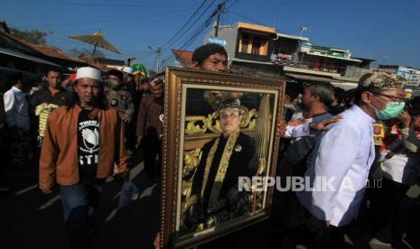 Sejumlah kerabat keraton dan abdi dalem mengantar jenazah Sultan Sepuh XIV PRA Arief Natadiningrat menuju kompleks pemakaman Astana Gunung Jati, Cirebon, Jawa Barat, Rabu (22/7/2020). Meninggalnya Sultan Arief membuat Keraton Kasepuhan Cirebon ditutup tiga hari untuk wisatawan.