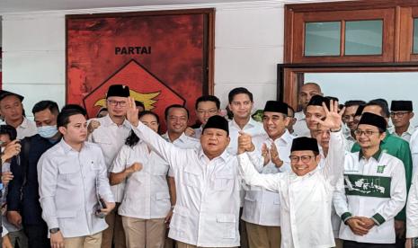 Ketua Umum Partai Gerindra Prabowo Subianto dan Ketua Umum PKB Abdul Muhaimin Iskandar meresmikan Sekretatiat Bersama (Sekber) Gerindra-PKB, di Menteng, Jakarta, Senin (23/1).