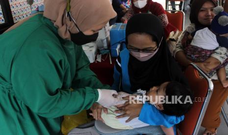 Petugas kesehatan menyuntikkan vaksin kepada seorang balita di posyandu (ilustrasi). Pemerintah Kabupaten Morowali Utara, Provinsi Sulawesi Tengah, tahun ini membuka pusat pemberian makanan bergizi atau feeding center untuk mencegah balita berisiko stunting di daerah itu.